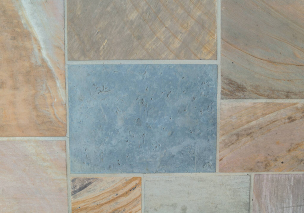 Kijkend neer op oude kleurrijke gesneden rots en steen in cement gezet in rechthoek en vierkante patroon platte loopbrug inheemse steen in midden Tennessee - Foto, afbeelding