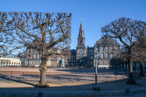 Дворец Кристиансборг, Дворец и правительственное здание на островке Слотсхольмен, расположенном в центральной части Дании. - Фото, изображение