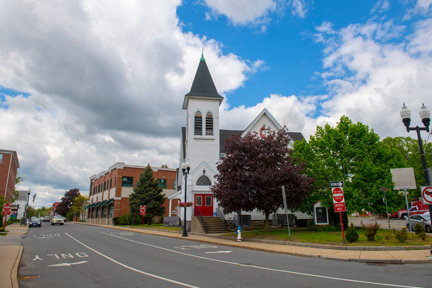 マサチューセッツ州メイナードの歴史的な町の中心部にあるメインストリートにある新しい希望の交わり教会. - 写真・画像