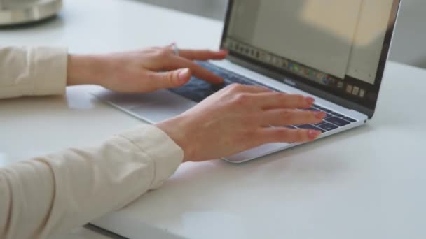 Ženské ruce psané na notebooku na stole - Záběry, video