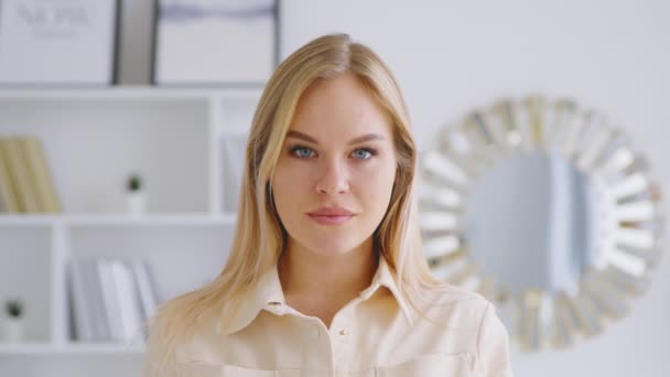 Jeune femme adulte aux cheveux blonds regardant la caméra, au ralenti - Séquence, vidéo