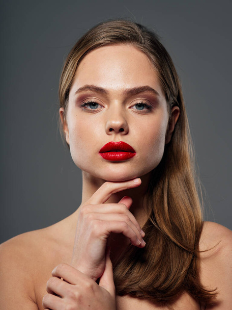 灰色の背景のモデルに赤い唇の美しい女性の肖像画 - 写真・画像