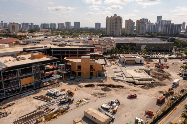 Строительство Aventura Mall примерно в апреле 2021 года - Фото, изображение