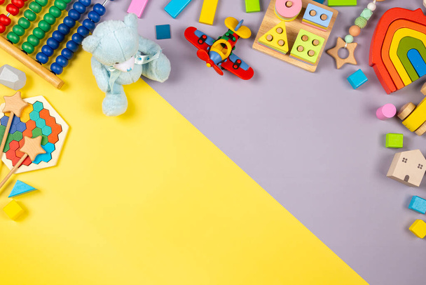 Lasten lelurunko? Värikäs koulutus puinen muovi ja pörröinen leluja lapsille keltainen ja harmaa tausta. Top view, tasainen lay - Valokuva, kuva