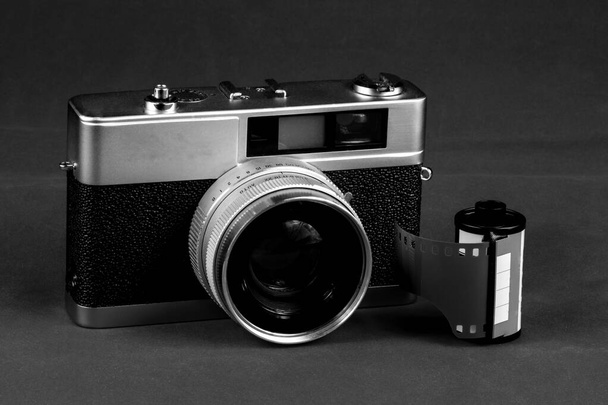 Yksivärinen vintage elokuva etäisyysmittari kamera rulla elokuva - Valokuva, kuva