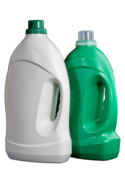 Zwei leere Flaschen Waschmittel, Weichspüler oder Reinigungsmittel isoliert auf weißem Hintergrund. Weiße und grüne Plastikflaschen. Raum für Branding. Attrappe - Foto, Bild