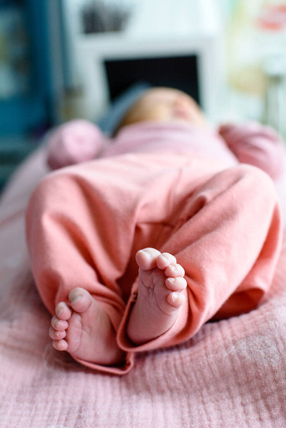 Pés recém-nascidos bonitos com dedos pequenos em um foco seletivo - Foto, Imagem