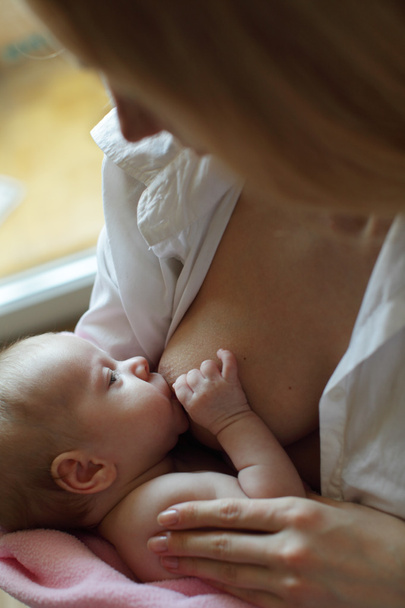 Mother breastfeeding the little baby - Foto, afbeelding