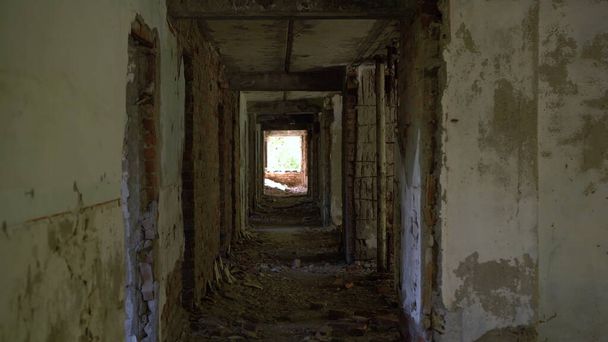Átjáró egy régi elhagyatott épület folyosóján. - Fotó, kép