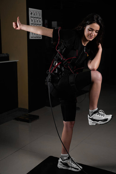 Fare esercizi fisici utilizzando tuta EMS in palestra. Allenamento sportivo in tuta di stimolazione muscolare elettrica - Foto, immagini