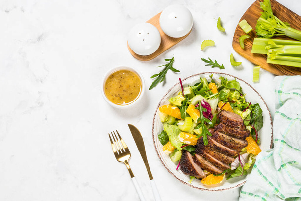 Salat mit gebackener Ente, grüner Salatmischung und Orangen. - Foto, Bild