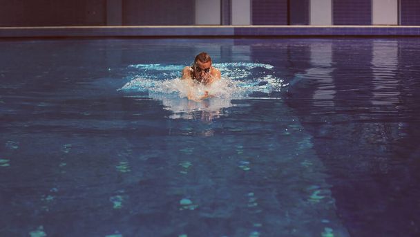 Male swimmer at the swimming pool. Underwater photo. Male swimmer. - Foto, Imagen