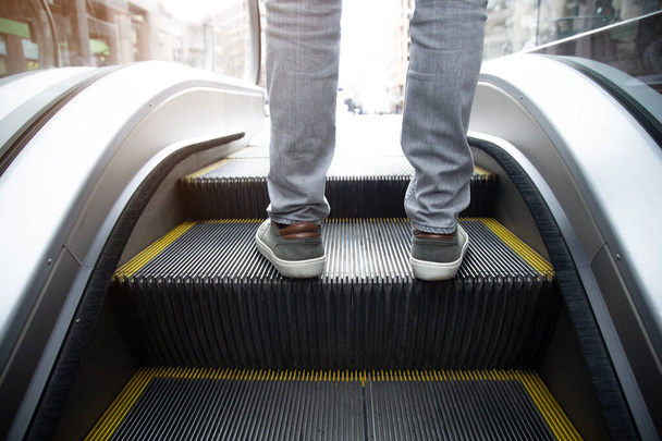 muž kráčející po ocelovém eskalátoru v metru - Fotografie, Obrázek
