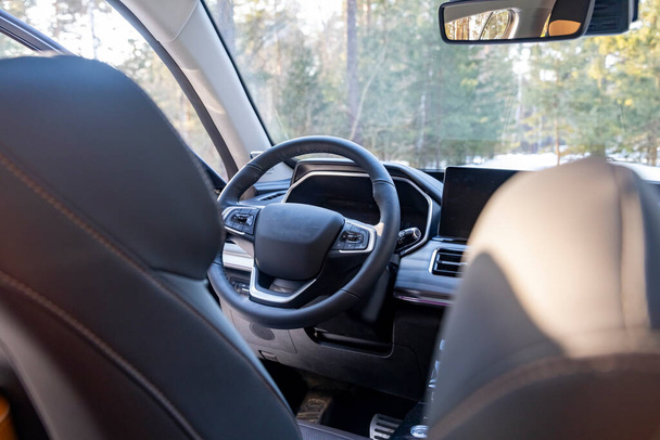 Der Innenraum des modernen Autos ist leer. leerer Fahrersitz in einem modernen Premium-Auto. Lenkrad - Foto, Bild