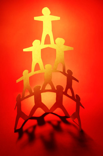 Pirâmide de equipe humana apoiando uns aos outros - Foto, Imagem