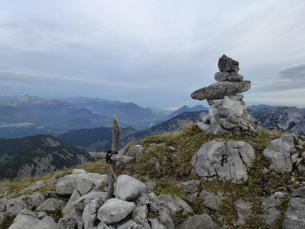Croce commemorativa sui monti Hackenkopfe, Wilder Kaiser, Tirolo, Austria - Foto, immagini