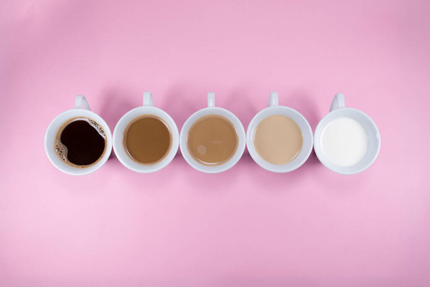 Minimální abstraktní růžové pozadí složení s šálky kávy a mléka. - Fotografie, Obrázek