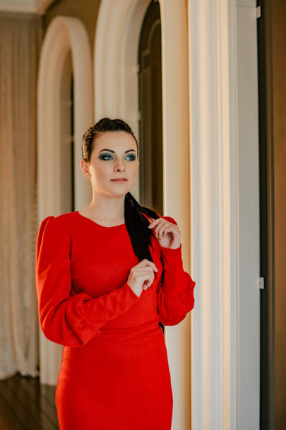 Девушка в красном платье в помещении. Пенсивная модель. Эмоции современной леди. женский портрет. Портрет. - Фото, изображение