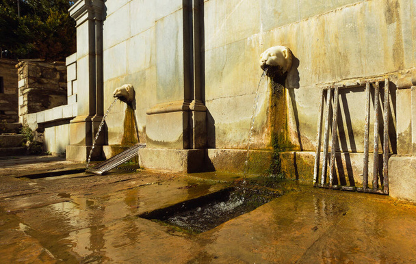 Fontaine près de l'église Saints Anargyroi à Kosmas. Arcadie, Péloponnèse, Grèce - Photo, image