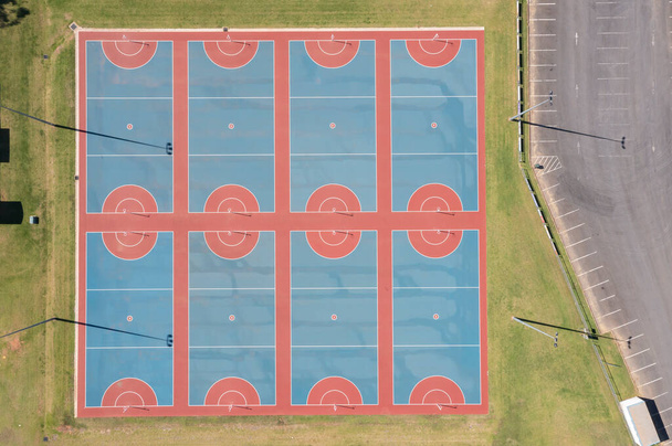 Photographie aérienne par drone de terrains de netball colorés et de grands terrains de sport dans la région de Nouvelle-Galles du Sud en Australie - Photo, image