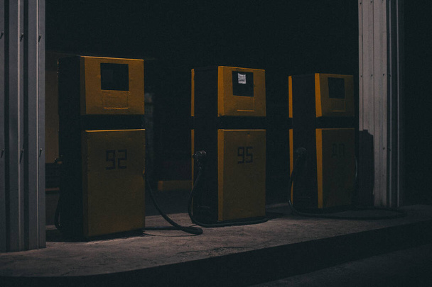 Νυχτερινή φωτογραφία παλαιού εγκαταλελειμμένου ρετρό βενζινάδικου. - Φωτογραφία, εικόνα