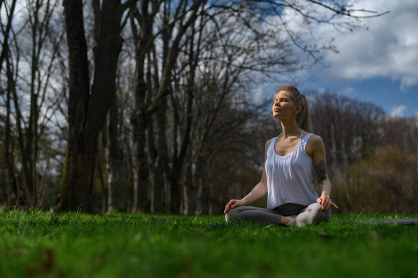Pratica di yoga e meditazione all'aperto. Ragazza nel parco - Foto, immagini