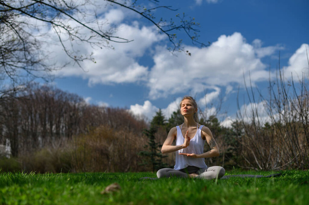 Pratique du yoga et méditation en plein air. Fille dans le parc - Photo, image