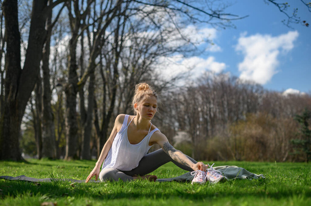 Тренування йоги і медитації на відкритому повітрі. Дівчинка в парку. - Фото, зображення