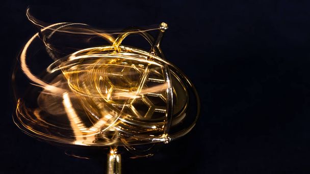Golden Gyroscope Spinning wild op de basis - Foto, afbeelding