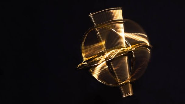 Image métallique abstraite causée par la rotation d'un gyroscope doré - Photo, image