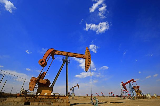 De oliepomp, industriële uitrusting - Foto, afbeelding