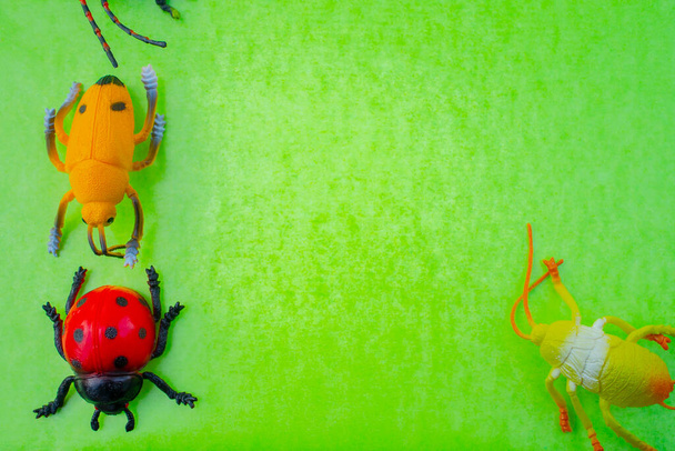 色の背景にプラスチック昆虫のおもちゃ - 写真・画像