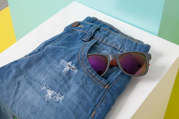 Fashion for Kids - Modebrille in der Tasche einer blauen Jeans - Foto, Bild