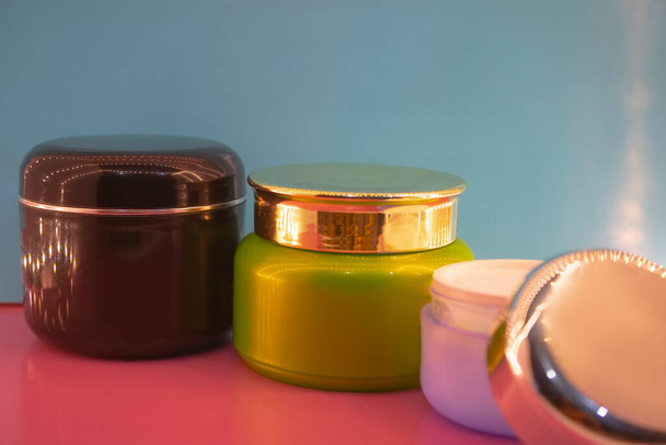 Diferentes cosméticos de maquillaje y accesorios en un fondo rosa y azul.Make Up Beauty Fashion Concept - Foto, Imagen