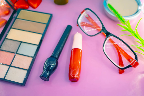 Diferentes cosméticos de maquillaje y accesorios en un fondo rosa y azul.Make Up Beauty Fashion Concept - Foto, Imagen