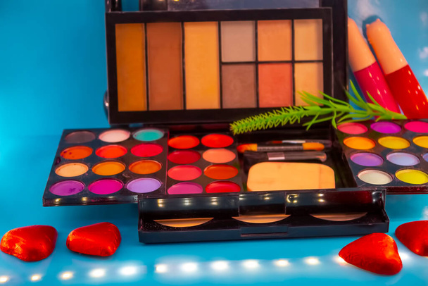 Différents cosmétiques et accessoires de maquillage sur fond rose et bleu.Make Up Beauty Fashion Concept - Photo, image