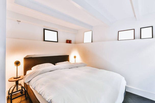 Camera da letto illuminata in serata a casa - Foto, immagini