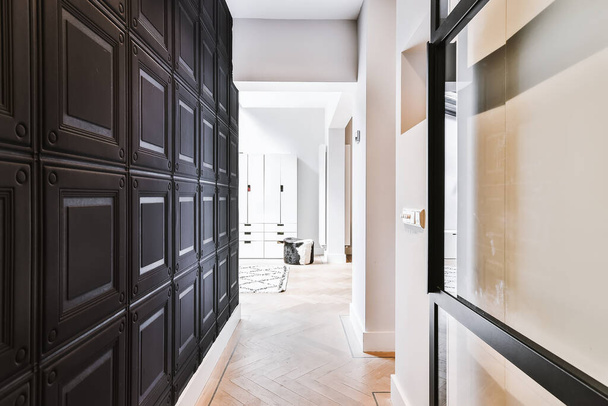 Modern corridor in light apartment - Foto, Bild
