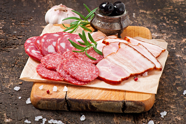 Асорті смачне м'ясо, розмарин і перець
 - Фото, зображення