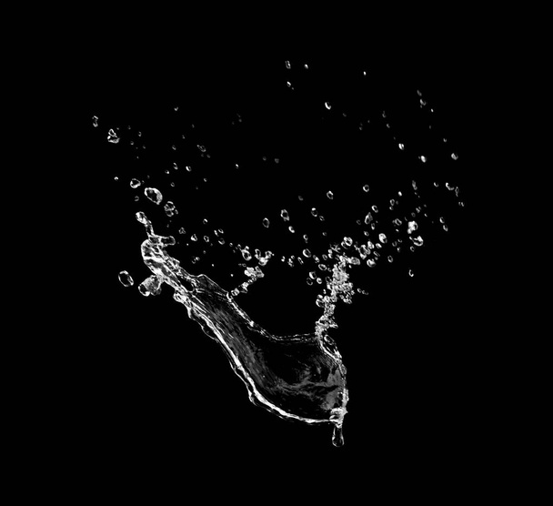 salpicadura de agua sobre fondo negro - Foto, imagen
