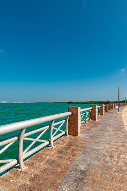 Sightseeing area of Tajamar pier, in Cancun, Mexico - Foto, afbeelding