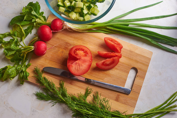 Kesme tahtasında doğranmış domates ve sebze. - Fotoğraf, Görsel