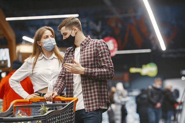 People in a medical mask in a supermarket - Foto, Imagem