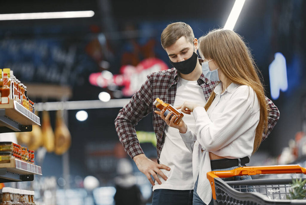 People in a medical mask in a supermarket - Foto, afbeelding