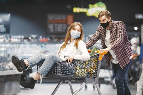 People in a medical mask in a supermarket - Foto, afbeelding