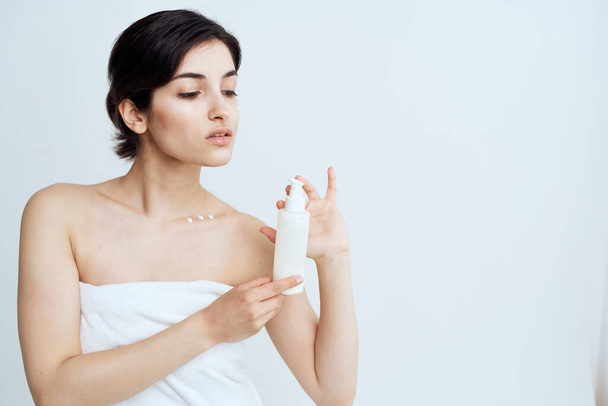 Woman killed towels lotion bare shoulders clean skin you health - Foto, Imagem