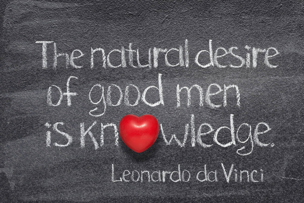 El deseo natural de los hombres buenos es el conocimiento - antiguo artista italiano Leonardo da Vinci cita escrita en pizarra con corazón rojo symbo - Foto, Imagen