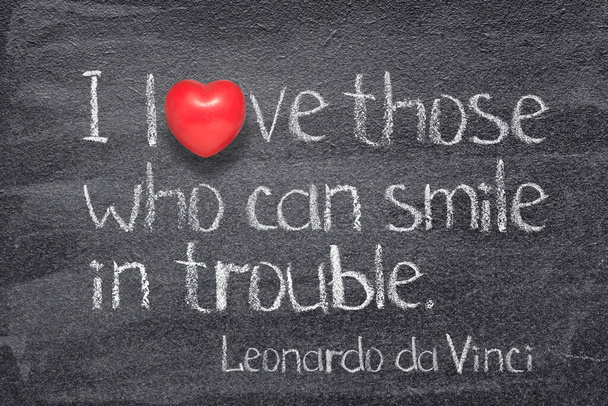 Eu amo aqueles que podem sorrir em apuros - antigo artista italiano Leonardo da Vinci citação escrita em quadro-negro com símbolo coração vermelho - Foto, Imagem