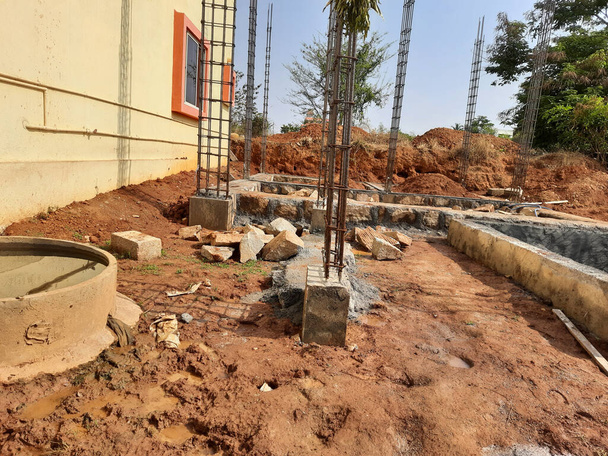 Bangalore, Karnataka, India-Apr 17 2021: Detailní záběr na základní první práce nebo stavební práce, jako je jímka, pilíř, paprsek a Paya s materiály m písek, kameny, boras atd.., - Fotografie, Obrázek