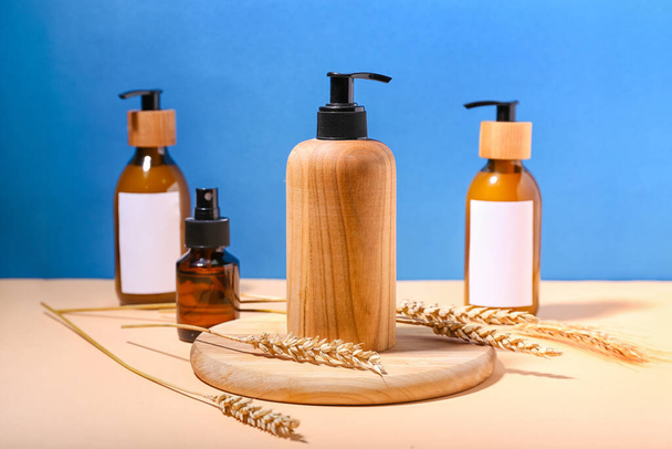 Verschiedene Flaschen Naturkosmetik für Haare auf farbigem Hintergrund - Foto, Bild